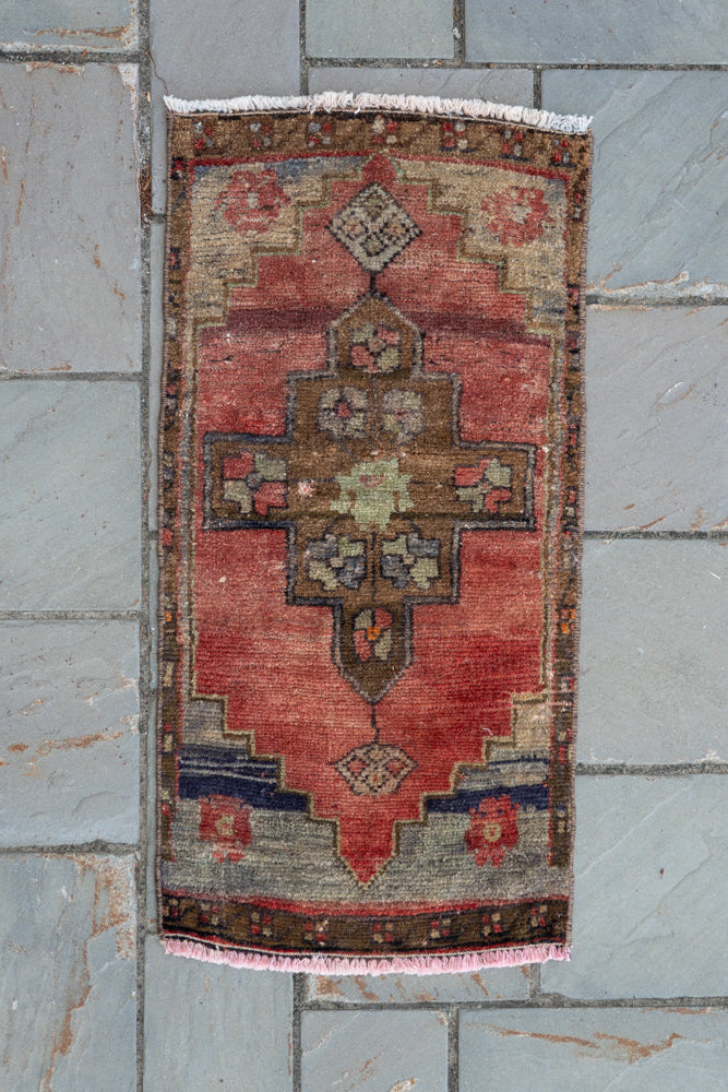 1'3" x 2'8" Vintage Oushak Rug RUGS - vintage Rug & Weave Rugs