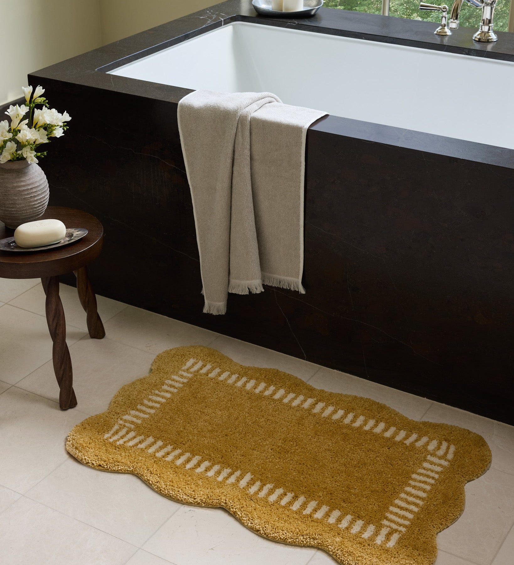 Chris Loves Julia x Loloi Valerie Wheat / Ivory Bath Mat - Rug & Weave