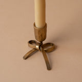 Primitiver Kerzenhalter mit Blumenmuster